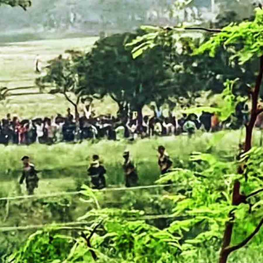 জ়িরো-পয়েন্টের ও-পারে ভিড়। শনিবার সুকদেবপুরে।