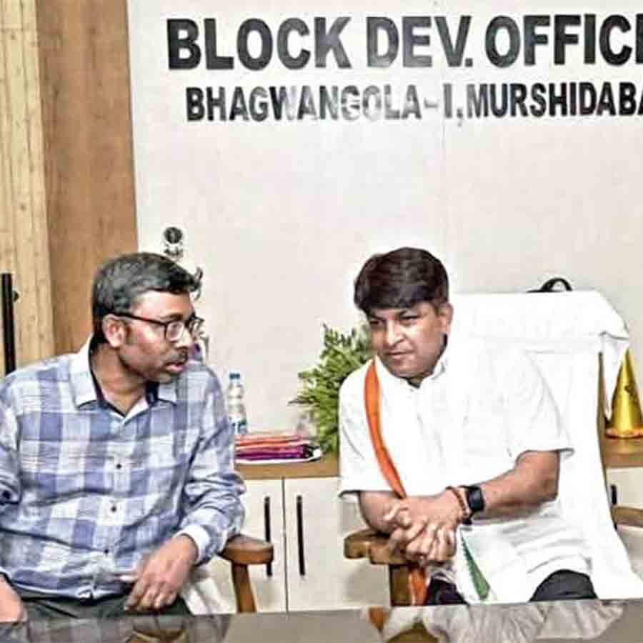 ভগবানগোলা ১-এর বিডিওর চেয়ারে মন্ত্রী।