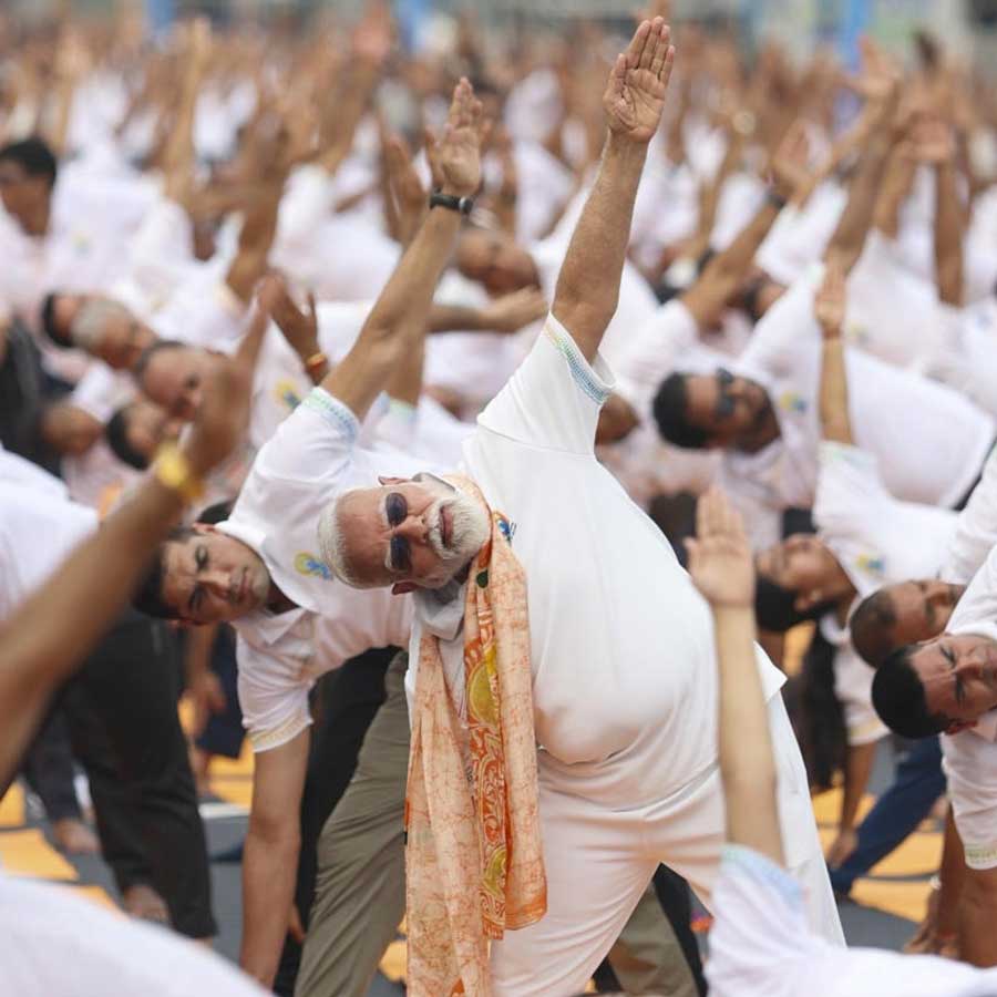 রেড রোডে যোগাসন করে দেখাচ্ছেন প্রধানমন্ত্রী নরেন্দ্র মোদী।