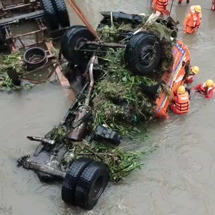 আলিপুরদুয়ারে নদী থেকে তোলা হচ্ছে ট্রাক।