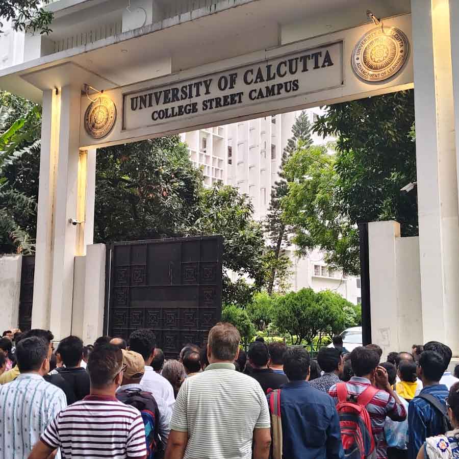 Kolkata Students Report Tough Physics Paper in NEET UG Re-Test, Srishti dubey Appears Despite severe injury dgtl