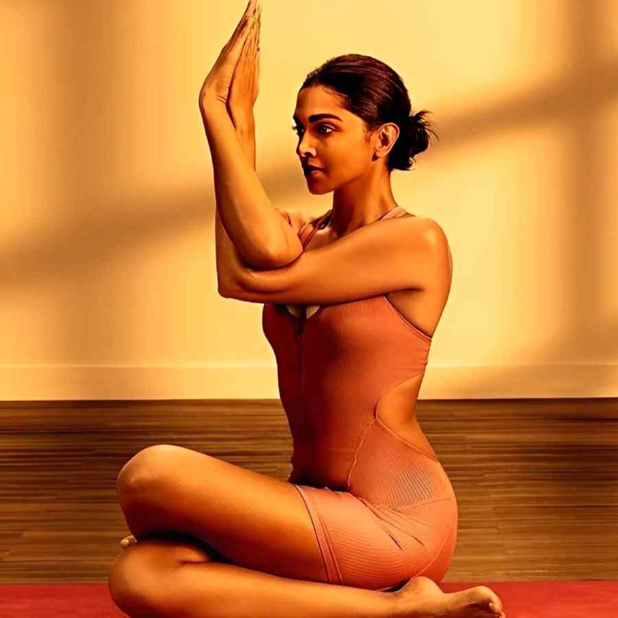 গরুড়াসন অভ্যাস করছেন দীপিকা পাড়ুকোন।