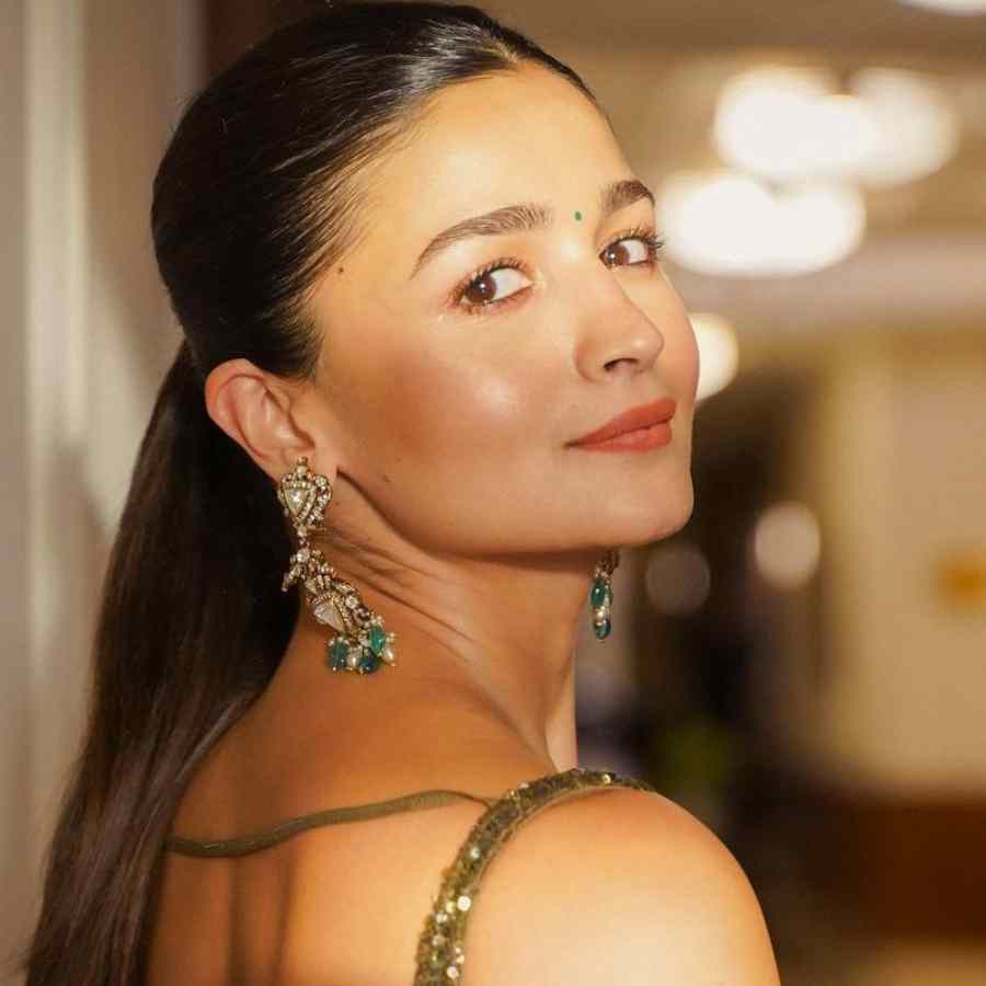 Inspired by Alia Bhatt\\\'s Sleek Look, here’s How to Get Shiny Hair with DIY Flaxseed Gel