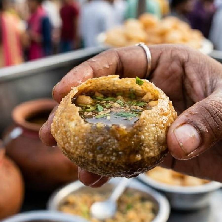 ফুচকা খাচ্ছেন এই বর্ষায়। কী কী হতে পারে?