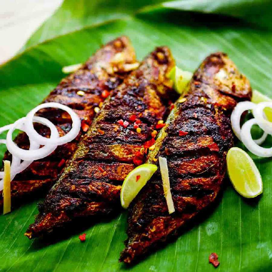 নামমাত্র তেলেই হবে মশলাদার মাছ ভাজা।