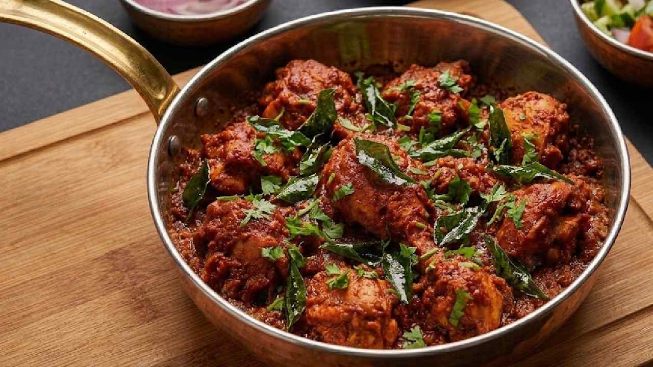 বর্ষণমুখর সন্ধ্যায় থাক ঝাল ঝাল শুকনো মাংস।