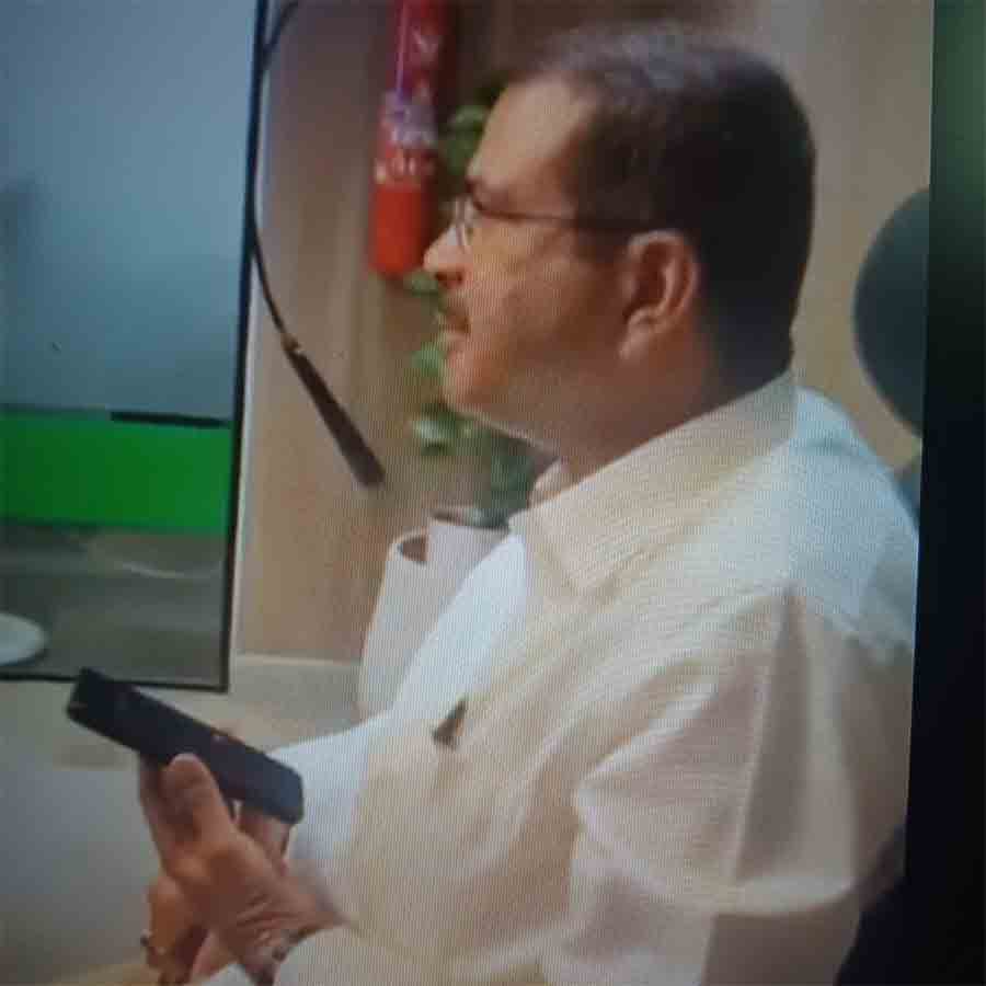 নিজের কার্যালয় থেকে সৃষ্টির সঙ্গে ফোনে কথা বলার মুহূর্তে ধর্মেন্দ্র। 