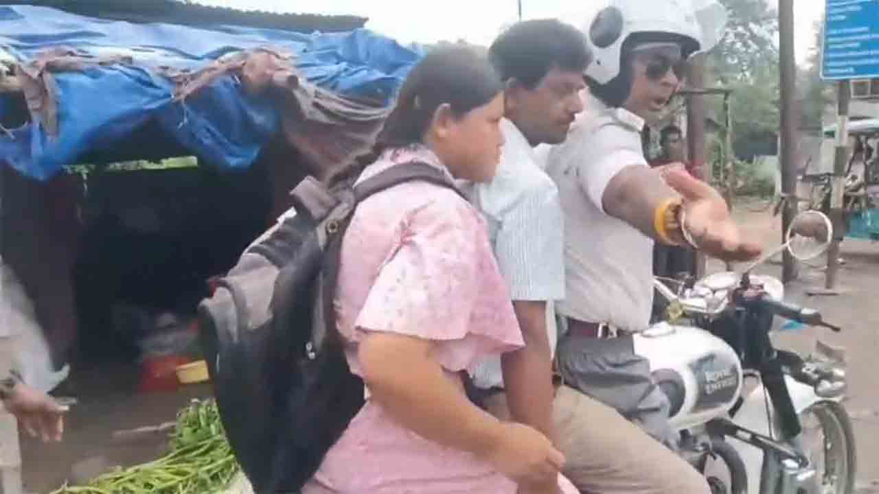 নিট পরীক্ষার্থীকে পরীক্ষাকেন্দ্রে পৌঁছে দিচ্ছেন চিন্ময় বন্দ্যোপাধ্যায়।