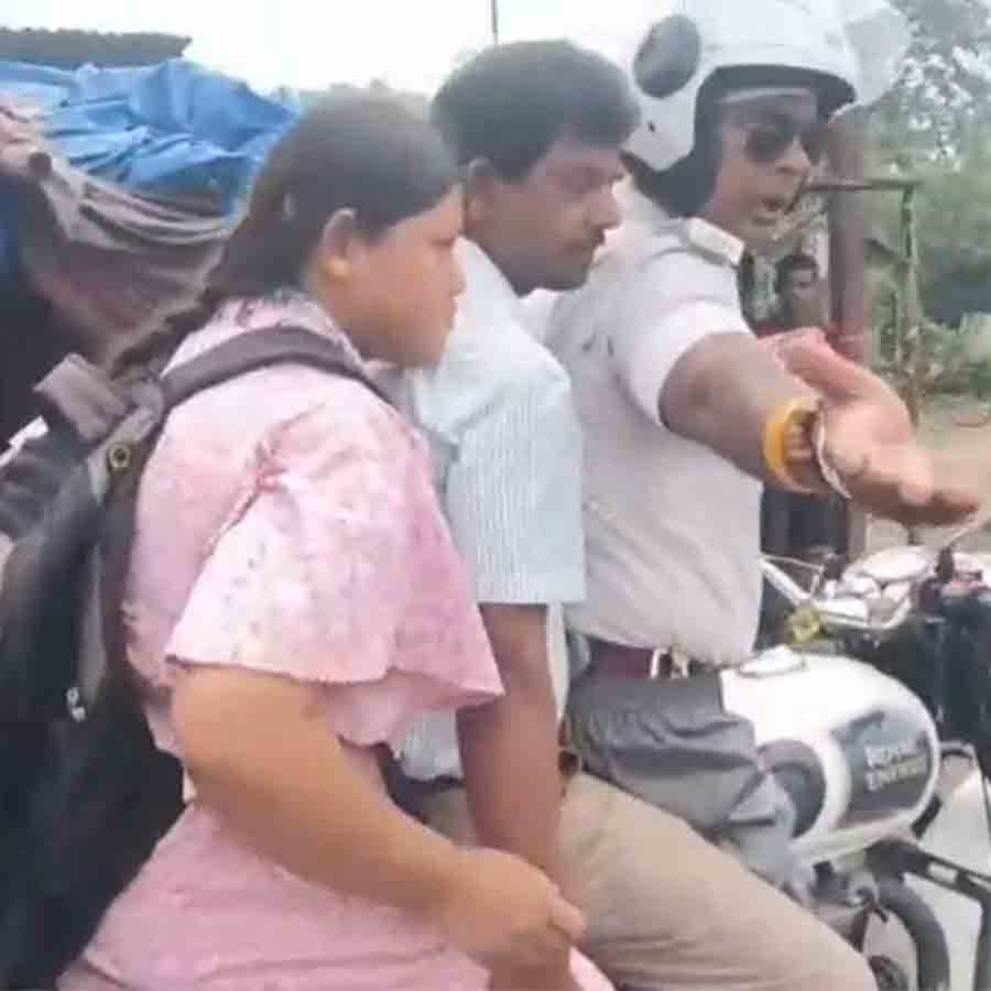 নিট পরীক্ষার্থীকে পরীক্ষাকেন্দ্রে পৌঁছে দিচ্ছেন চিন্ময় বন্দ্যোপাধ্যায়।