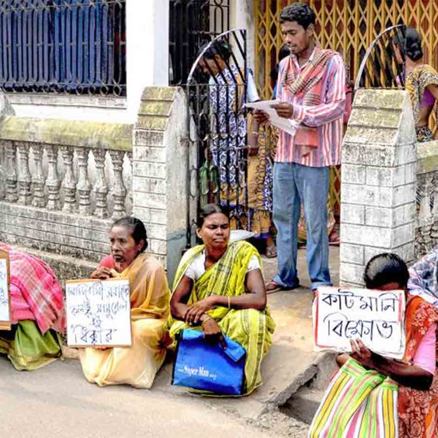প্রশ্ন: বহরমপুরে পঞ্চায়েত সদস্যের বাড়ির সামনে ‘কাটমানি’ ফেরতের দাবিতে স্থানীয়দের বিক্ষোভ