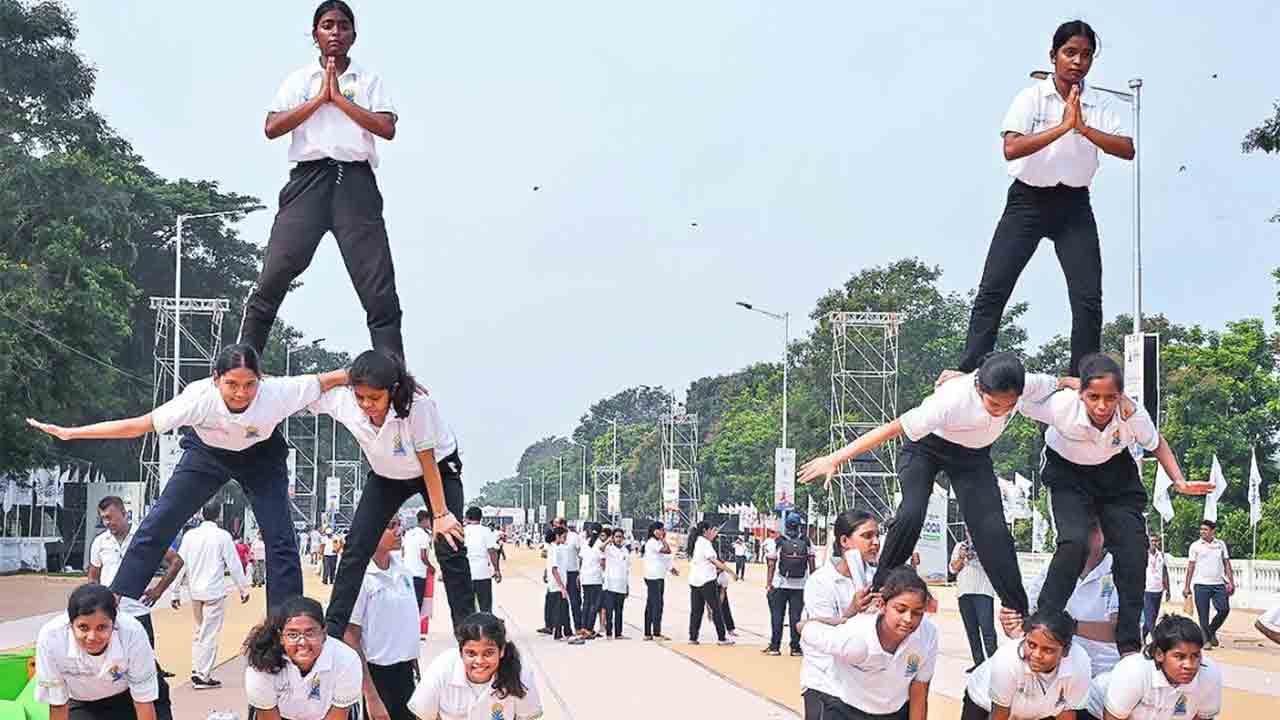 কসরত: আন্তর্জাতিক যোগ দিবসের অনুষ্ঠানে স্কুলের ছাত্রীরা। রবিবার, রেড রোডে।