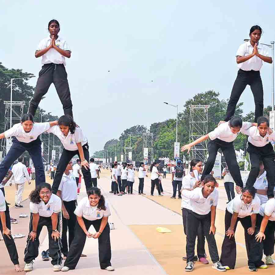 কসরত: আন্তর্জাতিক যোগ দিবসের অনুষ্ঠানে স্কুলের ছাত্রীরা। রবিবার, রেড রোডে।
