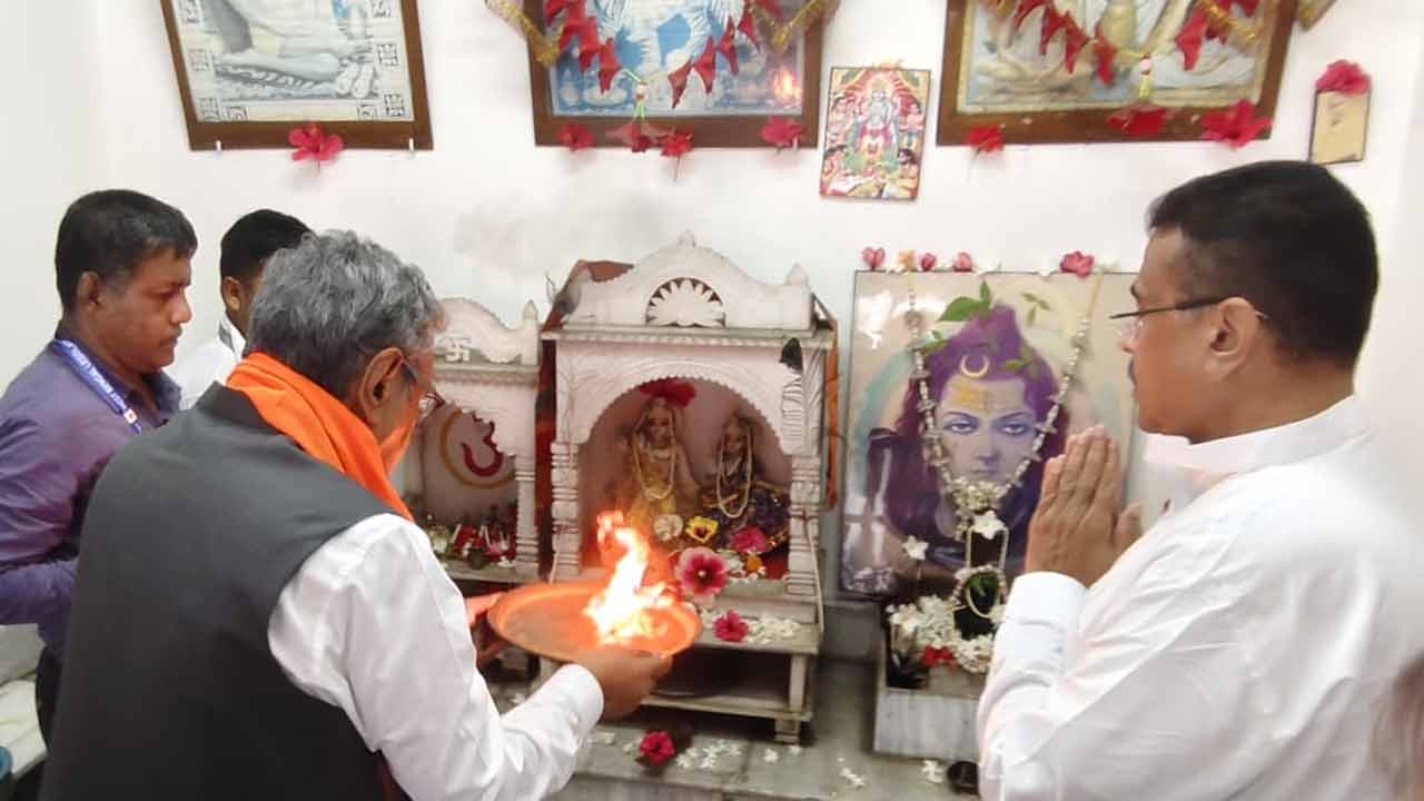 পুজো দিচ্ছেন অর্থমন্ত্রী স্বপন দাশগুপ্ত এবং মুখ্যমন্ত্রী শুভেন্দু অধিকারী।