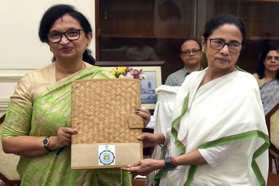 ২০২৫ সালের বাজেট বক্তৃতার আগে তৎকালীন মুখ্যমন্ত্রী মমতা বন্দ্যোপাধ্যায়ের সঙ্গে তৎকালীন অর্থমন্ত্রী চন্দ্রিমা ভট্টাচার্য।  সে বছর প্রথম বাজেটের ফাইলে ছিল শীতলপাটি আর  চটের মোড়ক। 