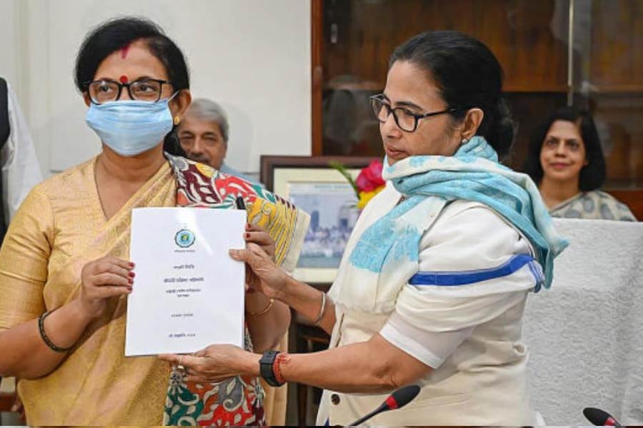 বাঁধানো খাতার মতো ফাইলে বাজেট পেশ করেছেন প্রাক্তন অর্থমন্ত্রী চন্দ্রিমাও।  