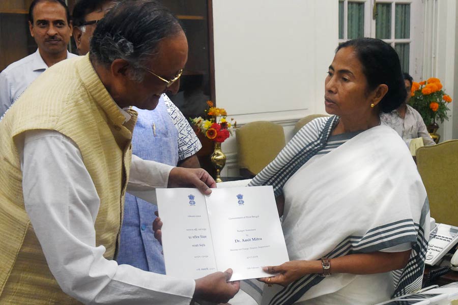 মমতা বন্দ্যোপাধ্যায়ের হাতে বাজেটির ফাইল তুলে দিচ্ছেন  তৃণমূল জমানার অর্থমন্ত্রী অমিত মিত্র। 