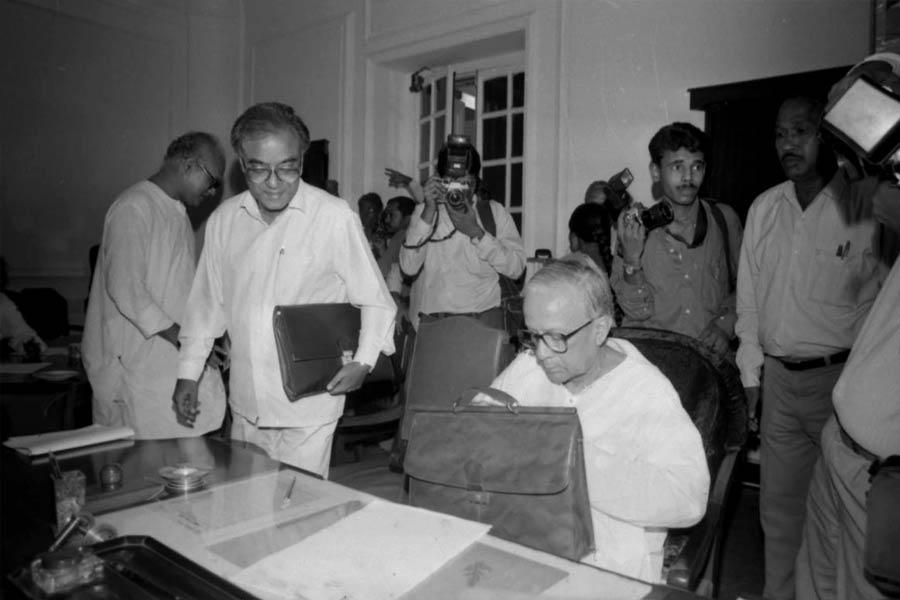১৯৯৬ সালে বাজেট পেশের আগে তৎকালীন মুখ্যমন্ত্রী জ্যোতি বসুর সঙ্গে সেই সময়ের অর্থমন্ত্রী অসীম দাশগুপ্ত। হাতে চামড়ার পোর্টফোলিও ব্যাগ।