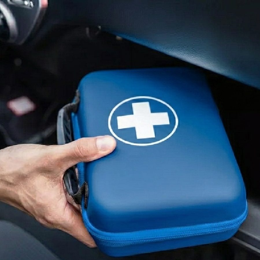 Why it is  important to keep medical kit in your car and what to keep inside it