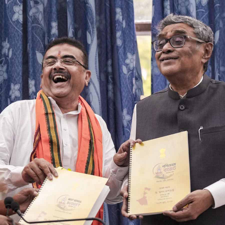 (বাঁ দিকে) মুখ্যমন্ত্রী শুভেন্দু অধিকারীর সঙ্গে অর্থমন্ত্রী স্বপন দাশগুপ্ত (ডান দিকে)। সোমবার বিধানসভায় বাজেট পেশের পর।