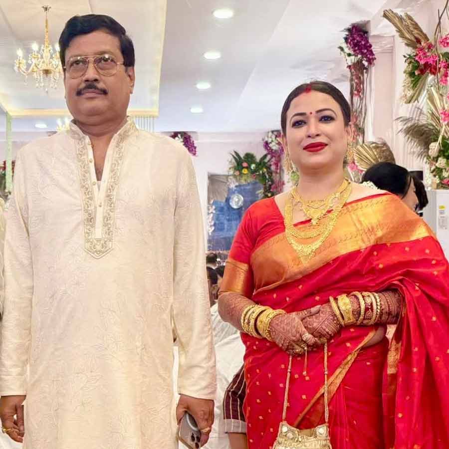 (বাঁ দিকে) সব্যসাচী দত্ত এবং টিনা ভৌমিক সাহা (ডান দিকে)।
