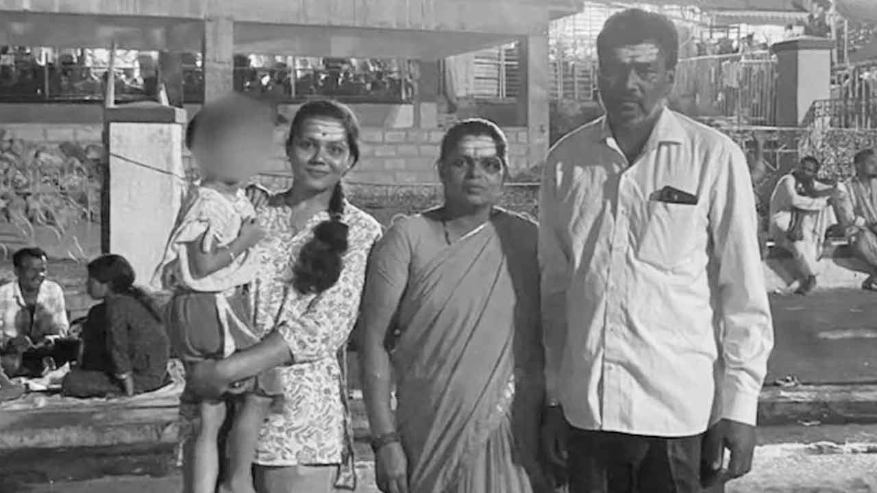 (বাঁ দিক থেকে) রক্ষিতা এবং মা-বাবা। ছবি: সংগৃহীত।