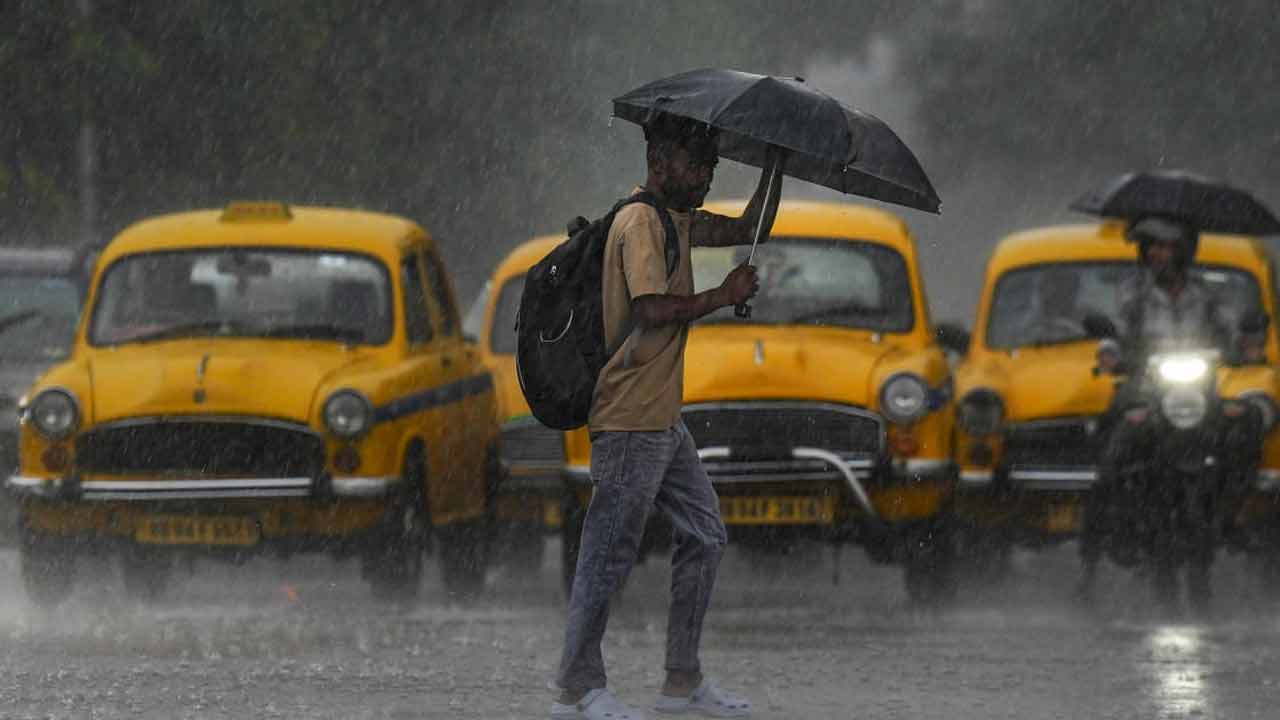 মঙ্গলবার দুপুর থেকে ঝেঁপে বৃষ্টি কলকাতায়।