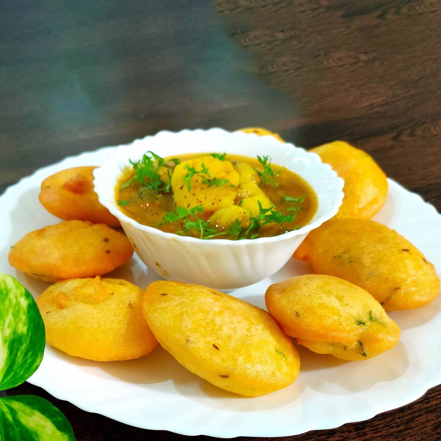 বর্ষার সন্ধ্যা জমুক মুচমুচে ভাজাভুজিতে।