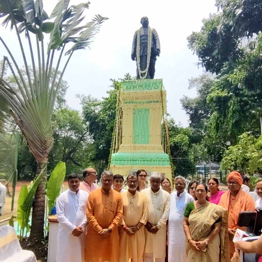 রেড রোডে শ্যামাপ্রসাদ মুখোপাধ্যায়ের মূর্তিতে মালা দিয়ে শ্রদ্ধা জানান স্কুলশিক্ষা মন্ত্রী দীপক বর্মন, উচ্চশিক্ষা মন্ত্রী জগন্নাথ চট্টোপাধ্যায় সহ অনেকে।