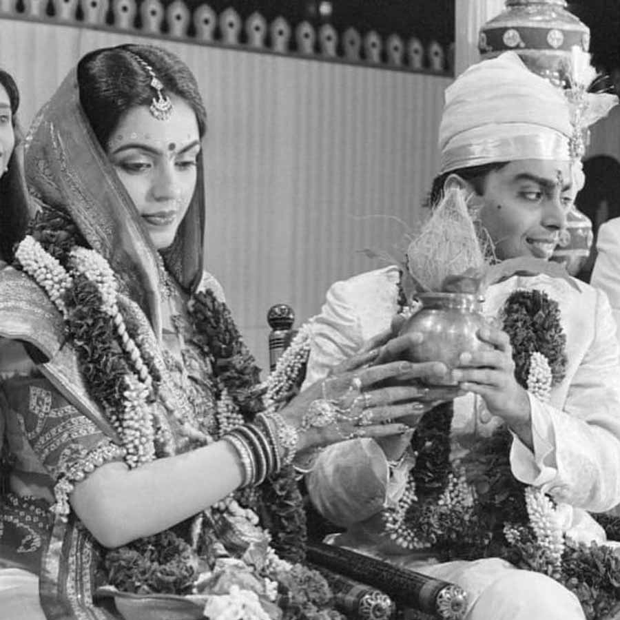 বিয়ের শাড়ি: তা সে যত মূল্যবানই হোক, পৃথিবীর বিভিন্ন প্রান্ত থেকে জহুরির মতো সেরার সেরা জিনিসটি বাছাই করে এনে নিজের সংগ্রহে রাখতে পছন্দ করেন নীতা। শাড়ির ব্যাপারেও নীতা খুবই বিচক্ষণ। দেশের বিভিন্ন প্রান্তের শাড়ি রয়েছে তাঁর সম্ভারে। তবে নীতার সবচেয়ে প্রিয় তাঁর বিয়ের শাড়িটি। আসল সোনার তৈরি জরির নকশা রয়েছে শাড়ির গা জু়ড়ে। রয়েছে মূল্যবান পাথরের কাজ। সোনার এই চড়া দামের বাজারে নীতার বিয়ের শাড়িটির মূল্য হবে প্রায় ৪০ কোটি টাকা।