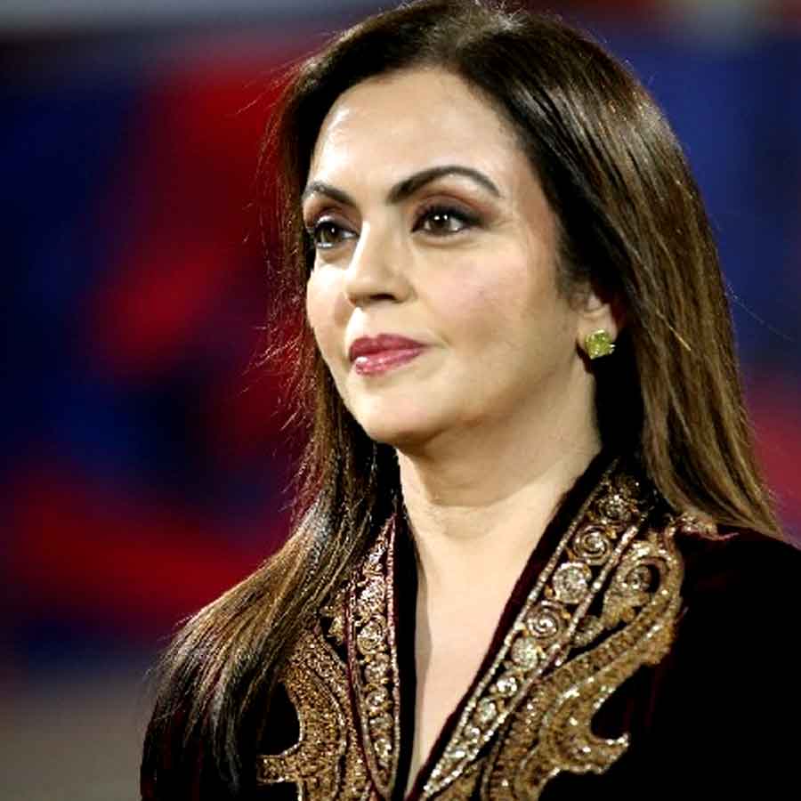 লিপস্টিক: নিজের প্রসাধনী নিয়েও বেশ খুঁতখুঁতে নীতা। বিভিন্ন বিলাসবহুল সংস্থার লিপস্টিক রয়েছে তার সম্ভারে। সেই সব লিপস্টিকের মধ্যে ৪০ লক্ষ টাকার লিপস্টিকও রয়েছে।