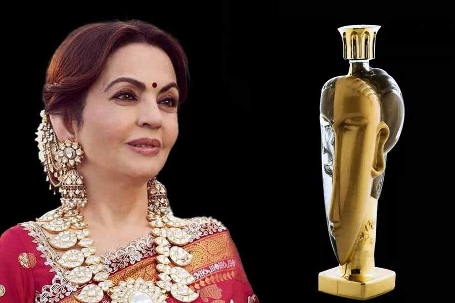 সোনার বোতল: নীতা যে বোতলে জল খান, তা যে-সে বোতল নয়, বিশ্বের সবচেয়ে দামি জলের বোতল। বোতলটির নাম অ্যাকোয়া দি ক্রিস্টালো ট্রিবিউটো। শিল্পী ফারন্যান্ডো অ্যালটামিরানো এই বোতলটির নকশা করেছেন। অ্যাকোয়া দি ক্রিস্টালো ট্রিবিউটো বোতলটির দাম ভারতীয় মুদ্রায় প্রায় ৪৯ লক্ষ টাকা। ৭৫০ মিলিলিটারের এই বোতলটি ২৪ ক্যারাট সোনা দিয়ে তৈরি। বোতলটি তৈরি করতে প্রায় ৫ গ্রাম সোনার ব্যবহার করা হয়। সোনা থাকার কারণে এই বোতলের জলে ক্ষার যোগ হয়। দাবি করা হয় যে, এই বোতলের জল খেলে শরীরে শক্তি বৃদ্ধি পায়। এ ছাড়া ত্বকের জেল্লাও বাড়ে।