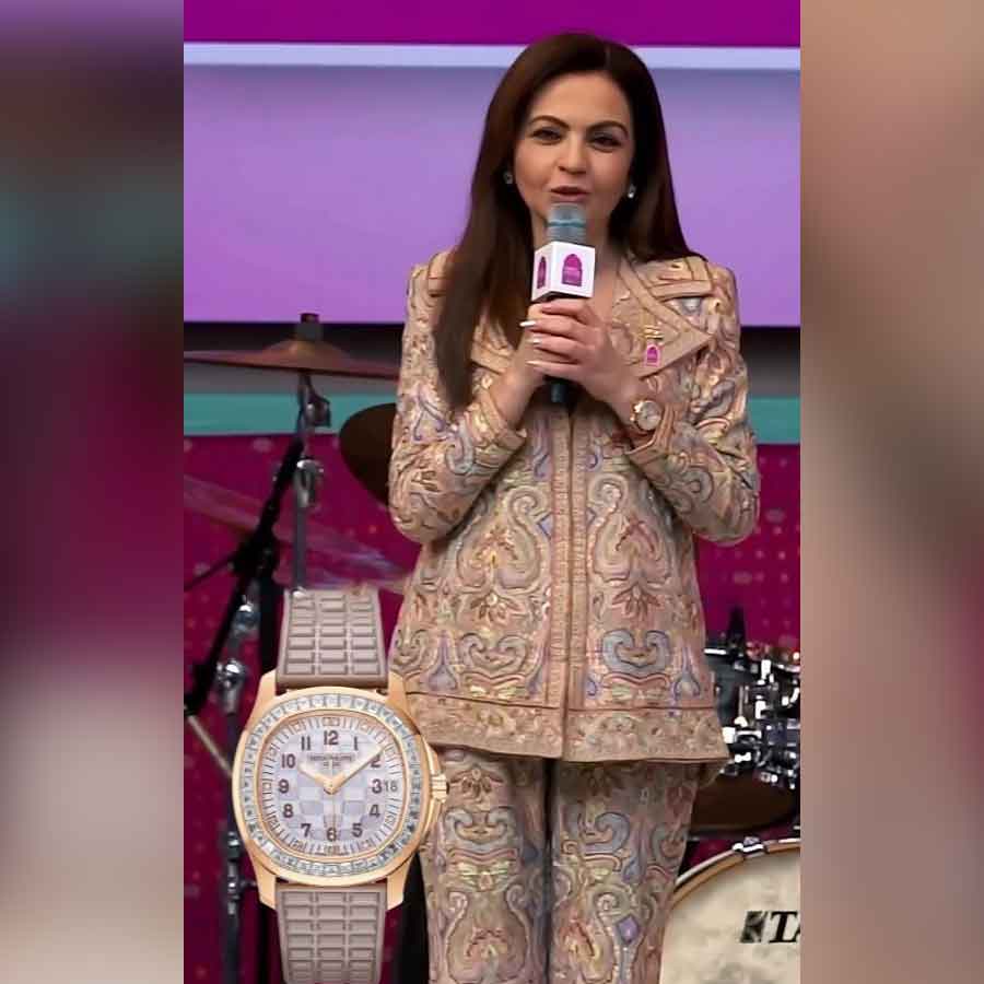 পাটেক ফিলিপ অ্যাকোয়ানুলুচ ওট জোয়াইরি ঘড়ি: নীতার ঘড়ির সম্ভারে এই বিশেষ‌ ঘড়িটিও রয়েছে। এটি স‌ংস্থার লিমিটেড এডিশন। রোজ় গোল্ড দিয়ে তৈরি এই ঘড়িতেও বসানো রয়েছে অসংখ্য হিরে। ঘড়ির দাম প্রায় ১ কোটি ৮০ লক্ষ টাকা।