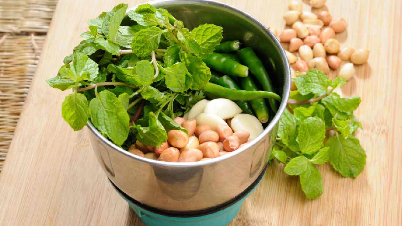 কী ভাবে দূর হবে মিক্সির দুর্গন্ধ?