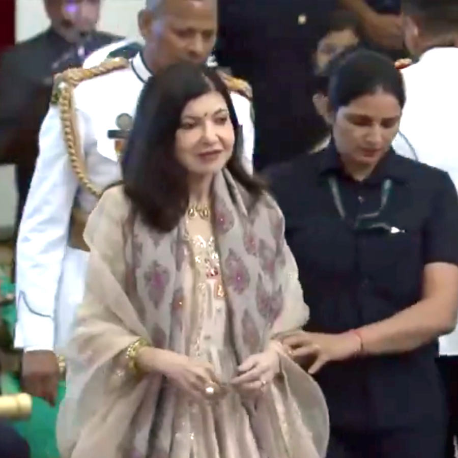 Netizens' Concern After Alka Yagnik's Padma Bhushan Ceremony dgtl