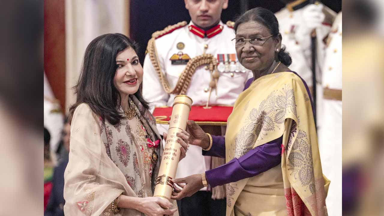 পদ্মভূষণ গ্রহণ করলেন অলকা।