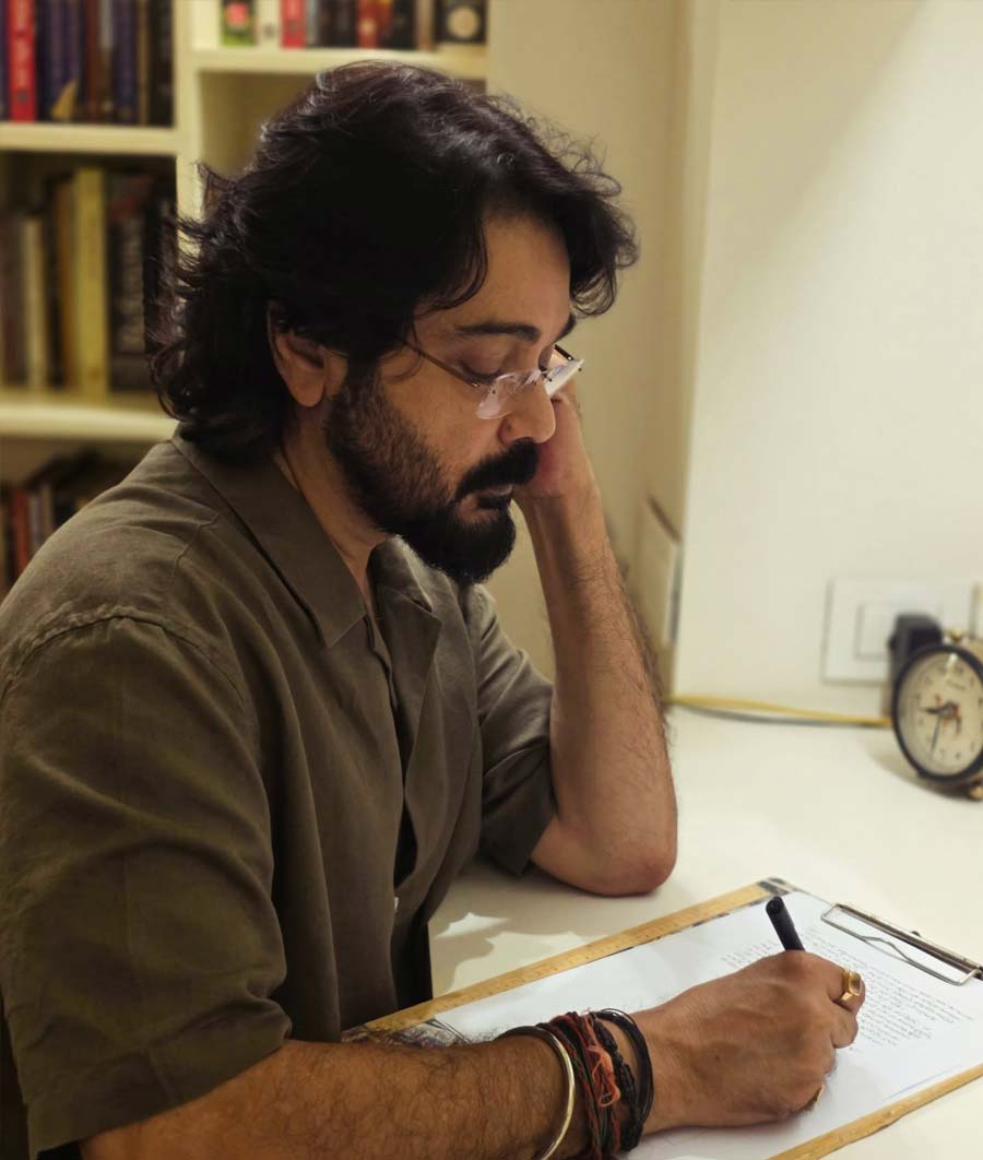 কাগজের গন্ধ না পেলে চিত্রনাট্য মনে হয় না: প্রসেনজিৎ।
