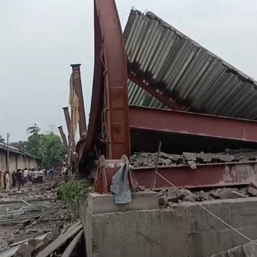 Mishap as roof of under-construction warehouse collapses in Taratala dgtl