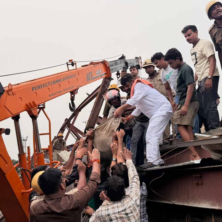 ক্রেন দিয়ে লোহার বিম সরিয়ে আহতদের উদ্ধারকাজ চলছে।