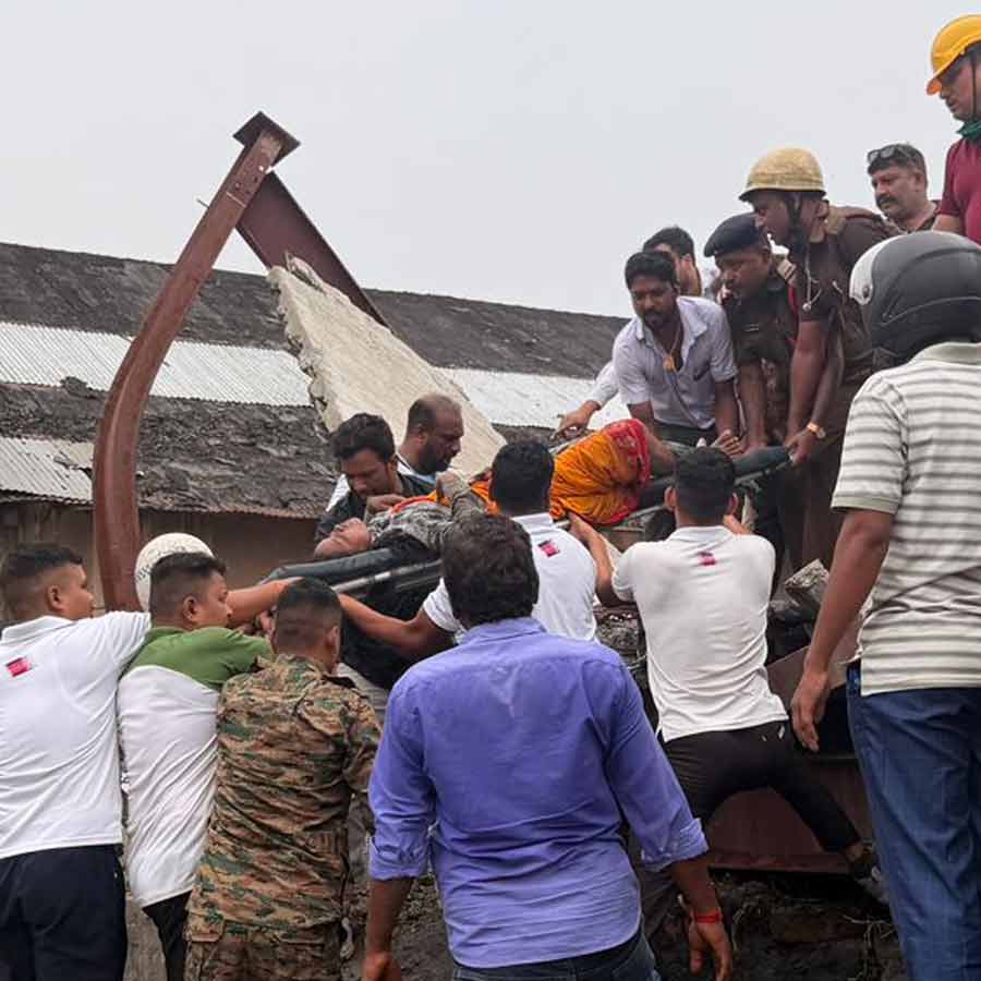 How people are being rescued from Taratala godown after roof collapse incident dgtl
