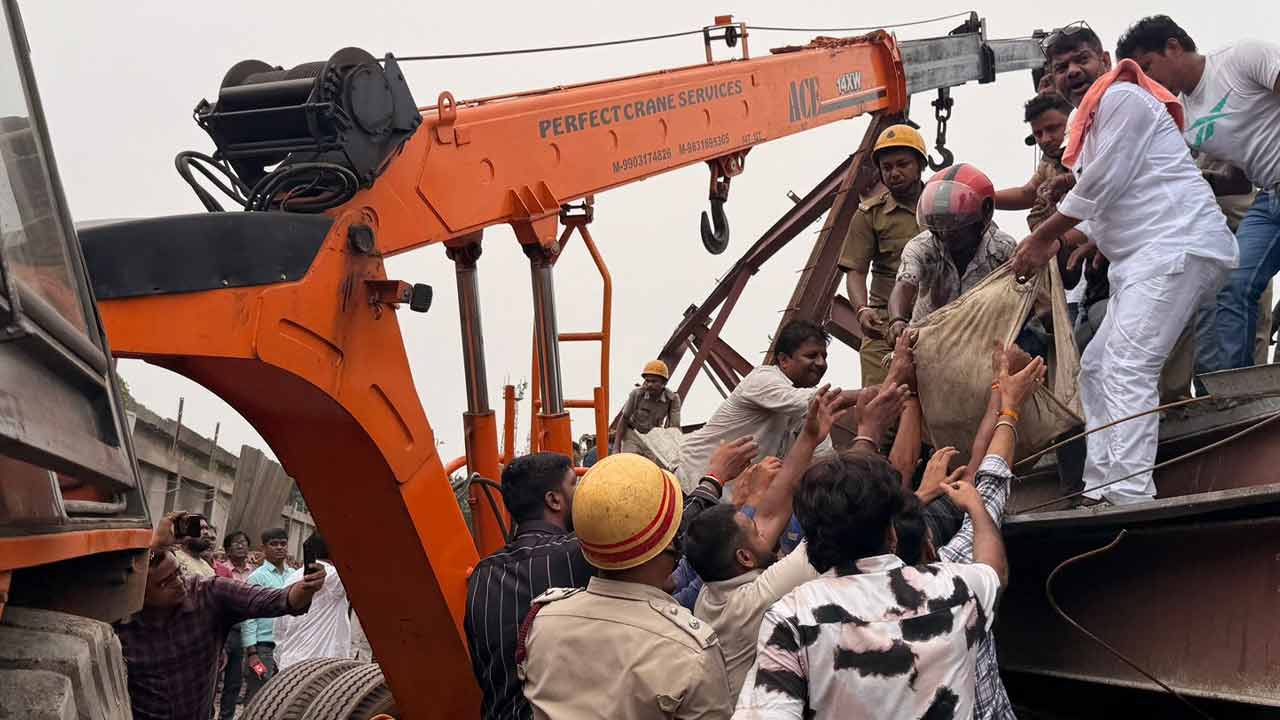 তারাতলার গুদাম থেকে বার করা হচ্ছে আহতদের।