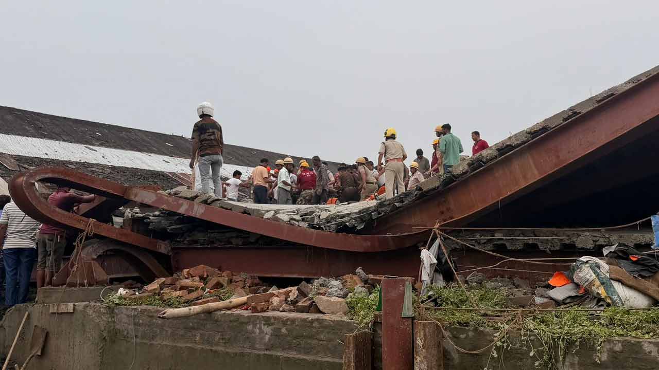 দুমড়েমুচড়ে গিয়েছে লোহার বিম। তারাতলার গুদামে।