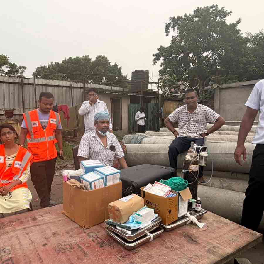 অস্থায়ী মেডিক্যাল ক্যাম্প তৈরি করা হয়েছে তারাতলায়।