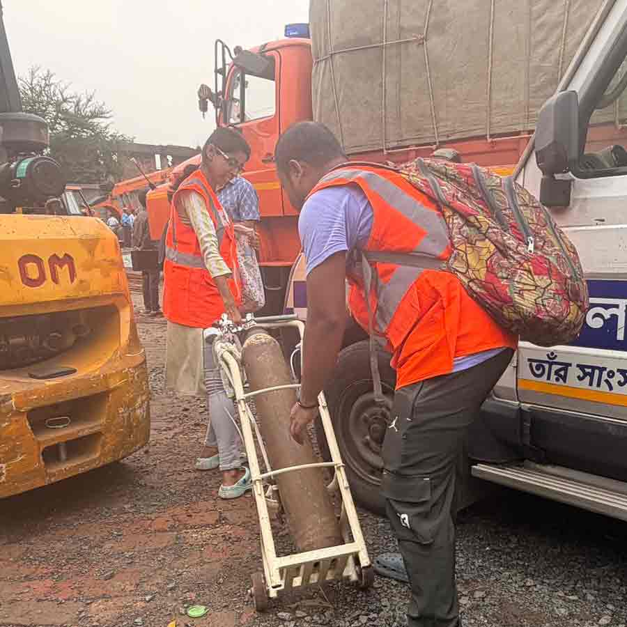 যুদ্ধকালীন তৎপরতায় উদ্ধারকাজ চলছে।