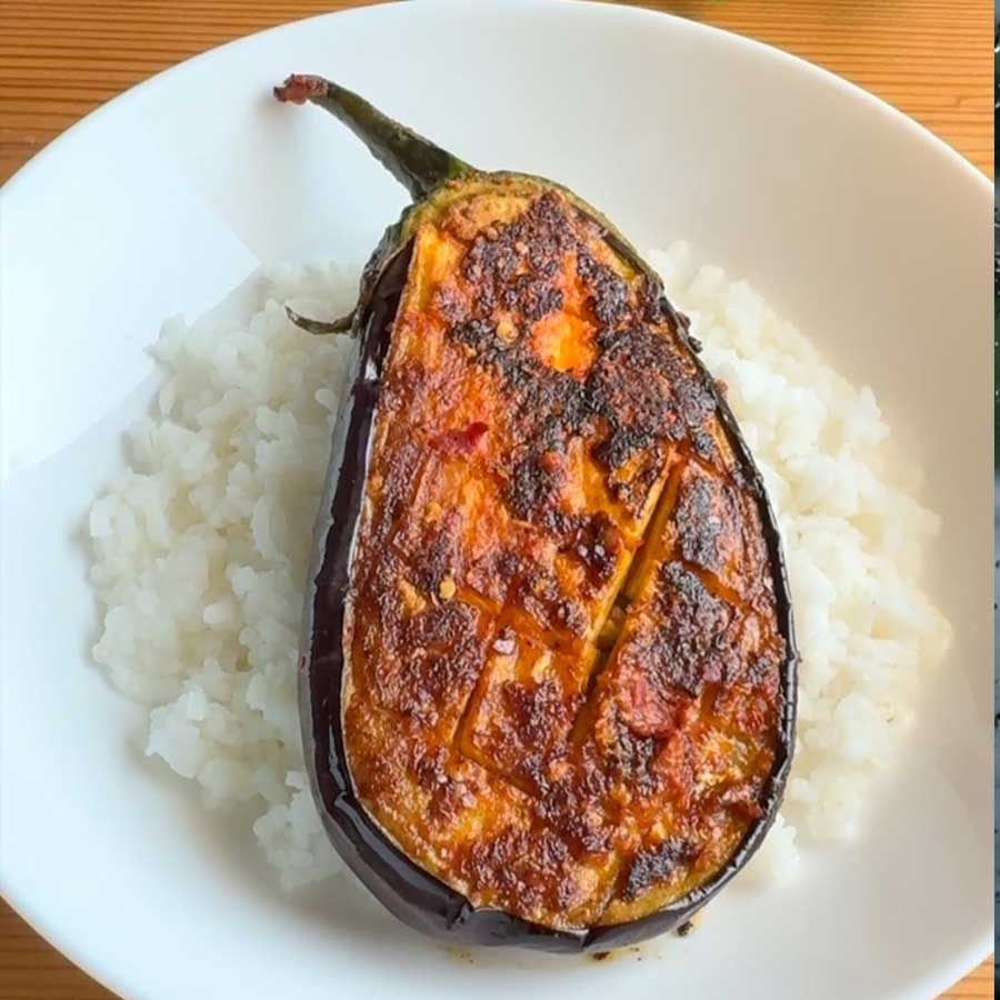 রসুন দিয়ে বেগুন ভাজা।