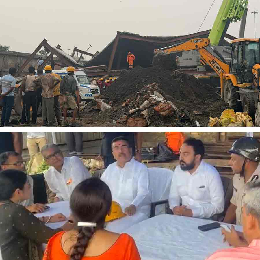 (বাঁ দিকে) তারাতলার গুদামের ছাদ ভেঙে পড়েছে হুড়মুড়িয়ে। মুখ্যমন্ত্রী শুভেন্দু অধিকারী ঘটনাস্থলে (ডান দিকে)।
