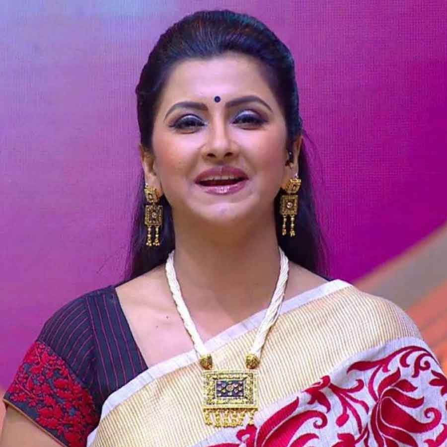 রাজ্যে রাজনৈতিক পালাবদল হয়েছে সদ্য। বদল এসেছে টলিউডেও। দীর্ঘদিন ‘দিদি নম্বর ওয়ান’-এর সঞ্চালনার দায়িত্ব ছিল অভিনেত্রী রচনা বন্দ্যোপাধ্যায়ের কাঁধে। সঞ্চালক থাকাকালীনই, ২০২৪ সালে তিনি লোকসভা ভোটে দাঁড়ান। তৃণমূল কংগ্রেসের প্রতীকে জিতে সাংসদ হন। তার পর থেকেই বার বার একটি জল্পনা ফিরে ফিরে এসেছে, রচনা কি আদৌ আর সঞ্চালনার কাজ করবেন! যদিও অভিনেত্রী গত দু’বছর সমান তালে দুই দিকই সামলেছেন। কিন্তু আচমকাই সেই ‘কাহিনি’তে নাটকীয় মোচড়! 