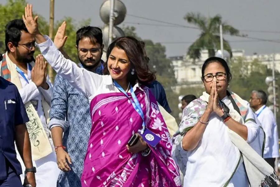মমতা বন্দ্যোপাধ্যায়ের সঙ্গ ছেড়ে আপাতত রচনা তৃণমূল কংগ্রেসের ‘বিদ্রোহী’ সাংসদ দলের সঙ্গে। ইতিমধ্যেই জানা গিয়েছে, ‘দিদি নম্বর ওয়ান’-এ রচনার জায়গায় আসছেন স্বস্তিকা মুখোপাধ্যায়। তবে এই প্রথম নয়। গত ১৭ বছরে ‘দিদি নম্বর ওয়ান’-এর সঞ্চালিকার মুখ বদল হয়েছে একাধিক বার।