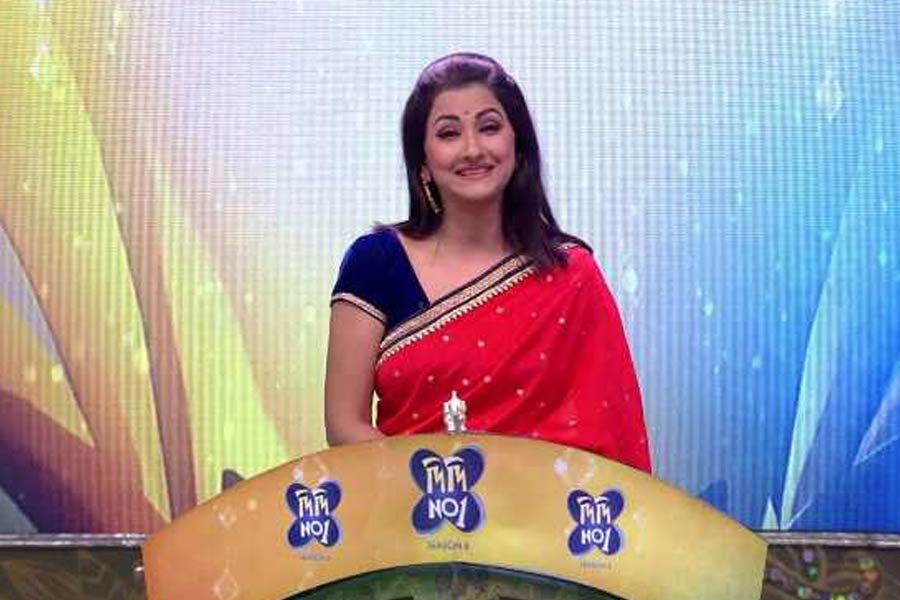২০০৯ সাল থেকে শুরু হয় ‘দিদি নম্বর ওয়ান’। এই রিয়্যালিটি অনুষ্ঠানের শুরুতে সঞ্চালনার দায়িত্ব ছিলেন ছোটপর্দার জনপ্রিয় অভিনেত্রী পুষ্পিতা মুখোপাধ্যায়। সেই সময় স্টুডিয়ো নয়, বরং পাড়ায় পাড়ায় গিয়ে এই ‘গেম শো’ চলত।  