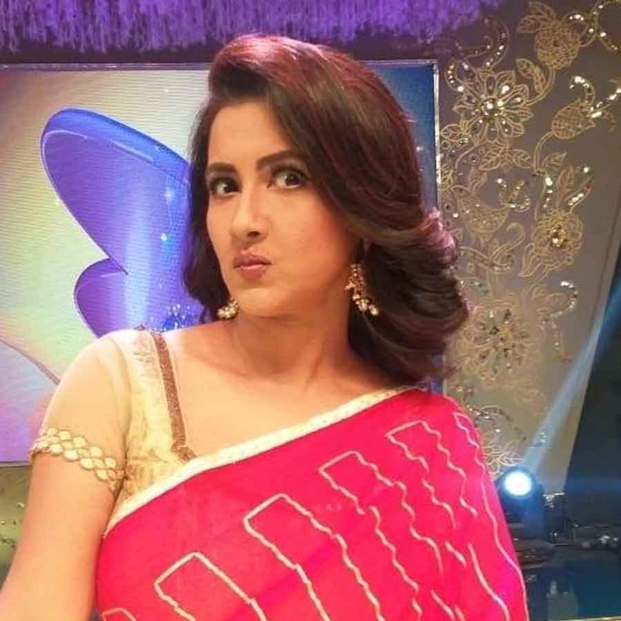 ২০১০ সালে থেকে ‘দিদি নম্বর ওয়ান’-এর সঙ্গে যুক্ত হন অভিনেত্রী রচনা বন্দ্যোপাধ্যায়। সেই সময় টেলিভিশনে সঞ্চালনার কাজ করা নিয়ে খানিক দ্বিধাগ্রস্ত ছিলেন বলেই বিভিন্ন সাক্ষাৎকারে জানান অভিনেত্রী। রচনা জানান, অনুষ্ঠানের নির্মাতারা তাঁকে নিয়ে আত্মবিশ্বাসী ছিলেন। রচনা আরও জানান, সেই সময় যেহেতু নায়িকার চরিত্রে অভিনয় করছিলেন, তাই টিভির পর্দায় মুখ দেখানো নিয়ে বেশ দ্বিধায় ছিলেন। 