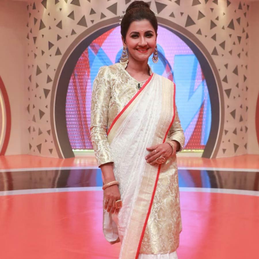 শোনা যায়, সেই সময় নাকি পারিশ্রমিক নিয়ে মতবিরোধের জেরেই নাকি সরে দাঁড়ান রচনা। যদিও এই প্রসঙ্গে রচনা কিংবা প্রযোজনা সংস্থা অথবা চ্যানেল কর্তৃপক্ষ কখনও কোনও মন্তব্য করেননি। তবে একটা সিজ়ন দেবশ্রীর সঞ্চালনার পরে, আবার ষষ্ঠ সিজ়নে ফের ফিরে আসেন রচনা।